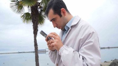 Görme Engelli Ali Akkılçık, akıllı telefon kullanıyor.