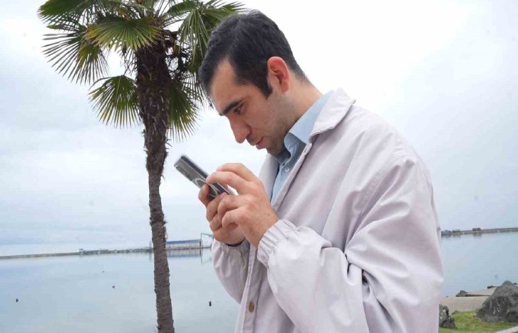 Görme Engelli Ali Akkılçık, akıllı telefon kullanıyor.