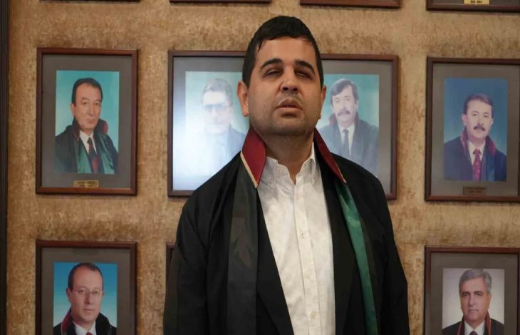 Görme Engelli Avukat Mehmet Emre Kalaycı, cübbesi ile poz veriyor.