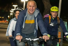 Görselde, akşam saatlerinde aydınlatılmış bir park yolunda bisiklet süren insanlar yer almaktadır. Önde ve ortada yer alan katılımcılar neşeyle pedal çevirirken, arkalarında kask takmış diğer bisikletçiler onlara eşlik etmektedir.