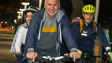 Görselde, akşam saatlerinde aydınlatılmış bir park yolunda bisiklet süren insanlar yer almaktadır. Önde ve ortada yer alan katılımcılar neşeyle pedal çevirirken, arkalarında kask takmış diğer bisikletçiler onlara eşlik etmektedir.