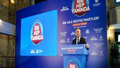 İBB Aile Destek Paketleri tanıtım töreninde, arka planda “İBB Hep Yanında” sloganının yer aldığı mavi sahnede İBB Başkan Vekili Nuri Aslan, kürsüde konuşma yapıyor.