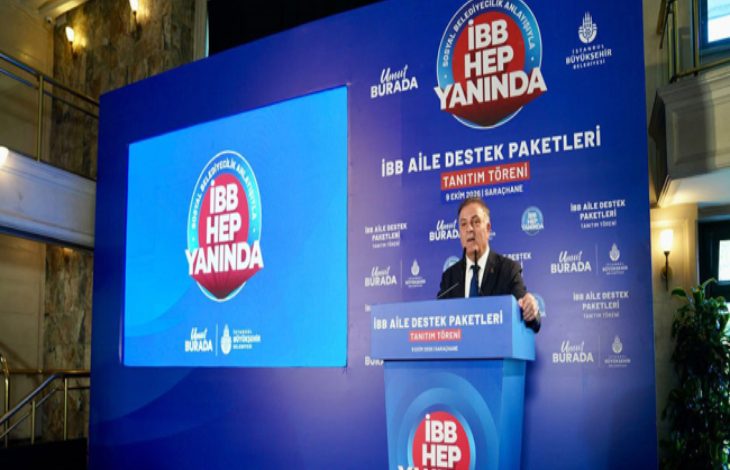 İBB Aile Destek Paketleri tanıtım töreninde, arka planda “İBB Hep Yanında” sloganının yer aldığı mavi sahnede İBB Başkan Vekili Nuri Aslan, kürsüde konuşma yapıyor.