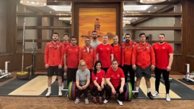 IBSA Powerlifting & Bench Press Dünya Şampiyonasına katılacak görme engelli sporcular poz veriyor.