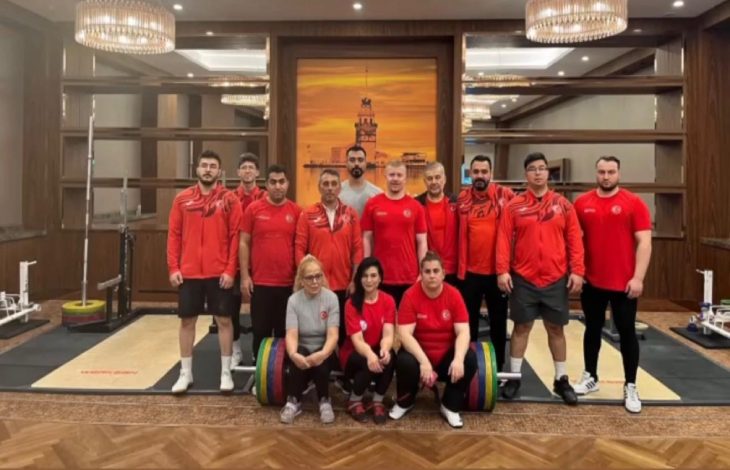 IBSA Powerlifting & Bench Press Dünya Şampiyonasına katılacak görme engelli sporcular poz veriyor.