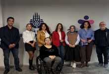 İşitme Dostu İstanbul Projesinin toplantısına katılan yetkililer birlikte poz veriyor.
