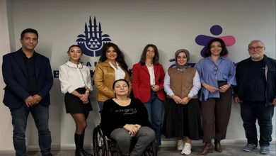 İşitme Dostu İstanbul Projesinin toplantısına katılan yetkililer birlikte poz veriyor.