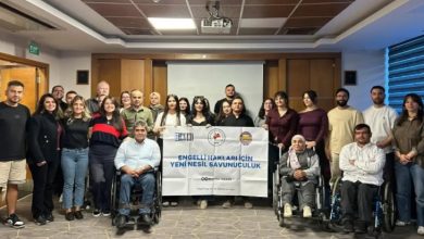 Eğitim programına katılanlar, “Engelli Hakları İçin Yeni Nesil Savunuculuk” yazılı pankartın önünde toplu fotoğraf çektiriyor.