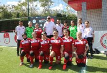 Kadın Görme Engelliler Futbol Millî Takımımız, teknik heyetle birlikte maç öncesi fotoğraf çektiriyor.