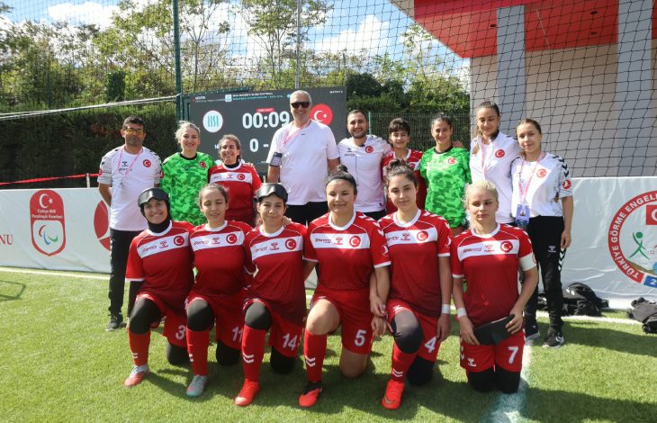 Kadın Görme Engelliler Futbol Millî Takımımız, teknik heyetle birlikte maç öncesi fotoğraf çektiriyor.