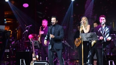 Gecede sanatçı Emre Altuğ ile orkestra ekibi şarkı söylüyor.