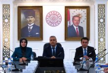 Karaman Valisi Hayrettin Çiçek başkanlığında düzenlenen Engelli Erişilebilirlik Toplantısı’nda, Vali Çiçek ve beraberindeki kadın ve erkek yetkililer toplantı masasında bir arada bulunurken, arka duvarda Atatürk ve Cumhurbaşkanı Recep Tayyip Erdoğan’ın portreleri ile Karaman Valiliği amblemi yer alıyor.