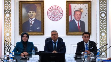 Karaman Valisi Hayrettin Çiçek başkanlığında düzenlenen Engelli Erişilebilirlik Toplantısı’nda, Vali Çiçek ve beraberindeki kadın ve erkek yetkililer toplantı masasında bir arada bulunurken, arka duvarda Atatürk ve Cumhurbaşkanı Recep Tayyip Erdoğan’ın portreleri ile Karaman Valiliği amblemi yer alıyor.