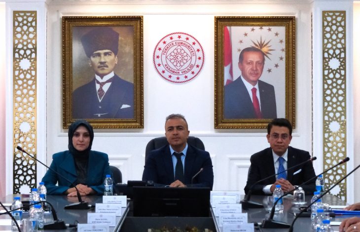 Karaman Valisi Hayrettin Çiçek başkanlığında düzenlenen Engelli Erişilebilirlik Toplantısı’nda, Vali Çiçek ve beraberindeki kadın ve erkek yetkililer toplantı masasında bir arada bulunurken, arka duvarda Atatürk ve Cumhurbaşkanı Recep Tayyip Erdoğan’ın portreleri ile Karaman Valiliği amblemi yer alıyor.