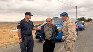 Kayıp zihinsel engelli erkek ile iki jandarma personeli iletişim kuruyor.