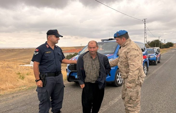 Kayıp zihinsel engelli erkek ile iki jandarma personeli iletişim kuruyor.