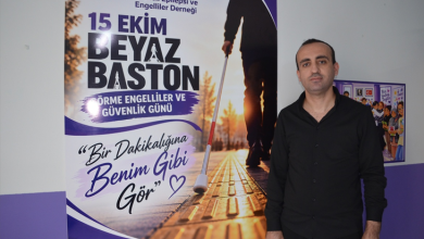 Görselde, üzerinde "15 EKİM BEYAZ BASTON GÖRME ENGELLİLER VE GÜVENLİK GÜNÜ" ve "Bir Dakikalığına Benim Gibi Gör" yazılarının bulunduğu afişin önünde duran siyah gömlekli bir erkek yer almaktadır. Görselin alt kısmındaki mor şerit üzerinde beyaz, kalın harflerle Türkçe olarak: "Kocaeli Darıca'da Katılımcılar Görme Engelliler İçin 1 Dakika Bastonla Yürüdü" başlığı; hemen altında ise yasadikca.com internet sitesi adresi ile platformun beyaz renkli kanat logolu amblemi yer almaktadır.