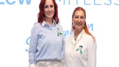 LC Waikiki Müşteri İçgörüleri ve Pazarlama İletişiminden Sorumlu Genel Müdür Yardımcısı Sinem Akgül ve Türkiye Spastik Çocuklar Vakfı - Cerebral Palsy Türkiye Genel Direktörü Nigar Evgin, etkinlikte yan yana gülerek poz veriyor.