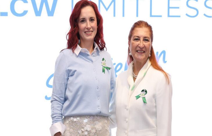 LC Waikiki Müşteri İçgörüleri ve Pazarlama İletişiminden Sorumlu Genel Müdür Yardımcısı Sinem Akgül ve Türkiye Spastik Çocuklar Vakfı - Cerebral Palsy Türkiye Genel Direktörü Nigar Evgin, etkinlikte yan yana gülerek poz veriyor.