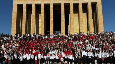 Anıtkabir avlusunu dolduran LÖSEV üyeleri; hatıra fotoğrafı çektiriyor.