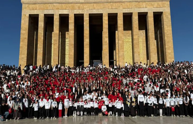 Anıtkabir avlusunu dolduran LÖSEV üyeleri; hatıra fotoğrafı çektiriyor.