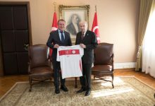 MHP Genel Başkanı Dr. Devlet Bahçeli'ye, TÖSSFED Başkanı Birol Aydın milli forma hediye ediyor.