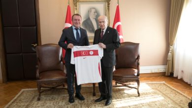 MHP Genel Başkanı Dr. Devlet Bahçeli'ye, TÖSSFED Başkanı Birol Aydın milli forma hediye ediyor.