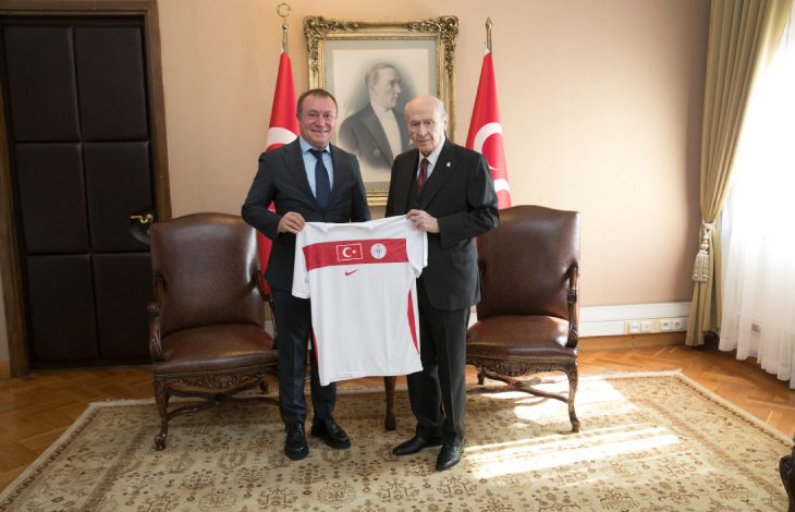 MHP Genel Başkanı Dr. Devlet Bahçeli'ye, TÖSSFED Başkanı Birol Aydın milli forma hediye ediyor.
