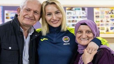 Milli Voleybolcu Gizem Örge, annesi ile babasına sarılarak poz veriyor.