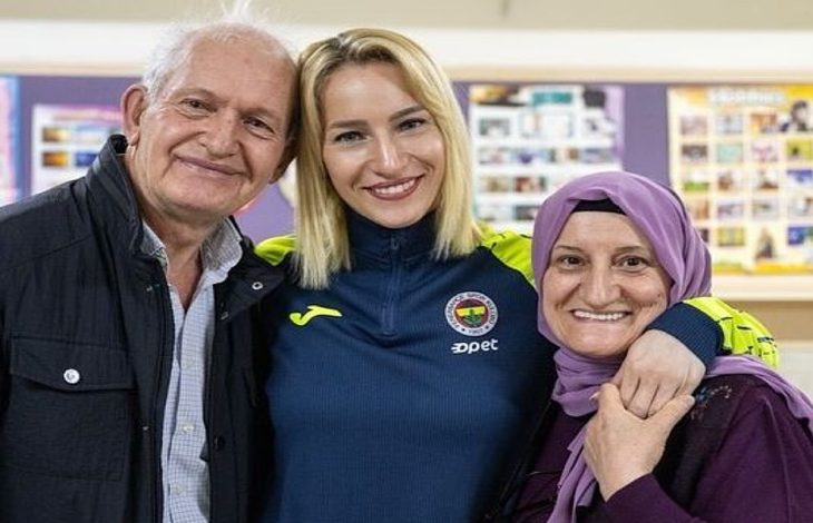 Milli Voleybolcu Gizem Örge, annesi ile babasına sarılarak poz veriyor.