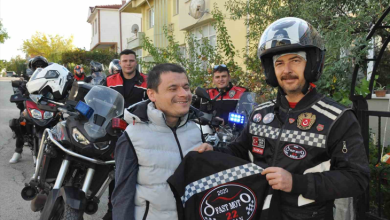 Görselde, bir sokakta bir araya gelmiş motosikletli grup ile görme engelli Sezgin Çalışkan yer almaktadır. Sağ tarafta kask takmış ve üzerinde "FAST MOTO 22 KEŞAN" yazılı kulüp yeleği bulunan bir motosikletçi, Sezgin Çalışkan'a yeleği gösterirken; sol tarafta açık renk yelek giyen Sezgin Çalışkan gülümsemektedir. Arka planda ise park edilmiş motosikletler ve diğer grup üyeleri görülmektedir.
