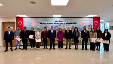 İl Milli Eğitim Müdürü Elif Özbek, Aile ve Sosyal Hizmetler İl Müdürü Nurettin Kesler ve kursiyerler yan yana bulunuyor.