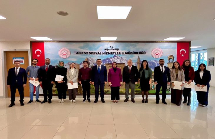 İl Milli Eğitim Müdürü Elif Özbek, Aile ve Sosyal Hizmetler İl Müdürü Nurettin Kesler ve kursiyerler yan yana bulunuyor.