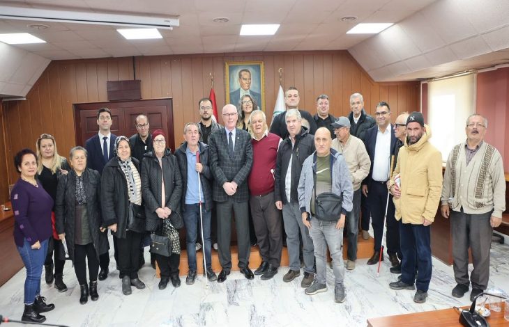 Odunpazarı Belediye Başkanı Kazım Kurt, Engelli STK Temsilcileriyle bir arada poz veriyorlar.