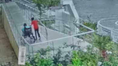 Öğrenci Yusuf Orman, okul rampasında engelli sınıf arkadaşının yanında bulunuyor.
