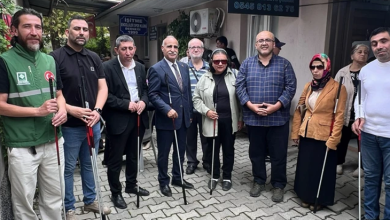 Görselde, Türkiye İşitme Engelliler Spor Federasyonu'na bağlı, görme engelli bireylerden oluşan bir grubun "Altı Nokta Körler Derneği" önünde bir araya geldiği an yer almaktadır[cite: 32]. Grubun çoğu elinde beyaz baston tutmakta ve gülümsedikleri görülmektedir[cite: 32]. Arka planda dernek tabelası ve bina girişi net bir şekilde seçilmektedir