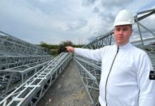 Otizmli Tesis ve Bakım Şefi Burak Çolak, Elektrik sistemini işaret ediyor.