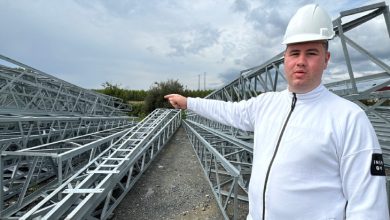 Otizmli Tesis ve Bakım Şefi Burak Çolak, Elektrik sistemini işaret ediyor.