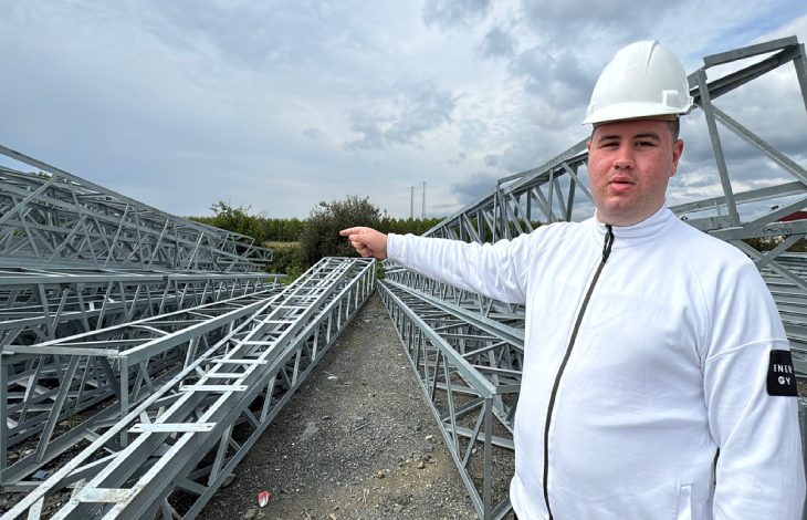 Otizmli Tesis ve Bakım Şefi Burak Çolak, Elektrik sistemini işaret ediyor.