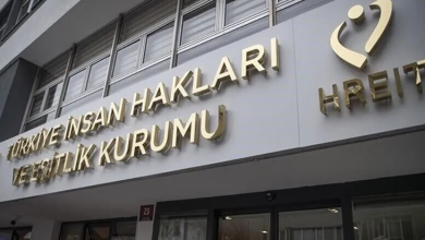 Görselin üst bölümünde, Türkiye İnsan Hakları ve Eşitlik Kurumu (TİHEK) hizmet binasının dış cephesi alttan ve açılı bir perspektifle yer alıyor. Açık gri renkli cephe paneli üzerinde altın sarısı kabartma harflerle Türkçe olarak "TÜRKİYE İNSAN HAKLARI VE EŞİTLİK KURUMU" yazısı, sağında ise kurumun kalbi ve insanı simgeleyen altın sarısı logosu ile altında İngilizce kısaltması olan "HREIT" ibaresi görülüyor. Arka planda binanın modern pencereleri ve alt kısımda cam giriş kapısı dikkat çekiyor.