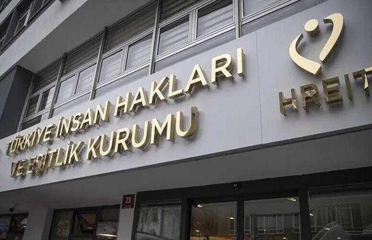 Görselin üst bölümünde, Türkiye İnsan Hakları ve Eşitlik Kurumu (TİHEK) hizmet binasının dış cephesi alttan ve açılı bir perspektifle yer alıyor. Açık gri renkli cephe paneli üzerinde altın sarısı kabartma harflerle Türkçe olarak "TÜRKİYE İNSAN HAKLARI VE EŞİTLİK KURUMU" yazısı, sağında ise kurumun kalbi ve insanı simgeleyen altın sarısı logosu ile altında İngilizce kısaltması olan "HREIT" ibaresi görülüyor. Arka planda binanın modern pencereleri ve alt kısımda cam giriş kapısı dikkat çekiyor.