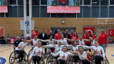 Tekerlekli Sandalye Basketbol Kadın Millî Takımı oyuncuları birbirlerinin omuzlarını tutarak poz veriyor.