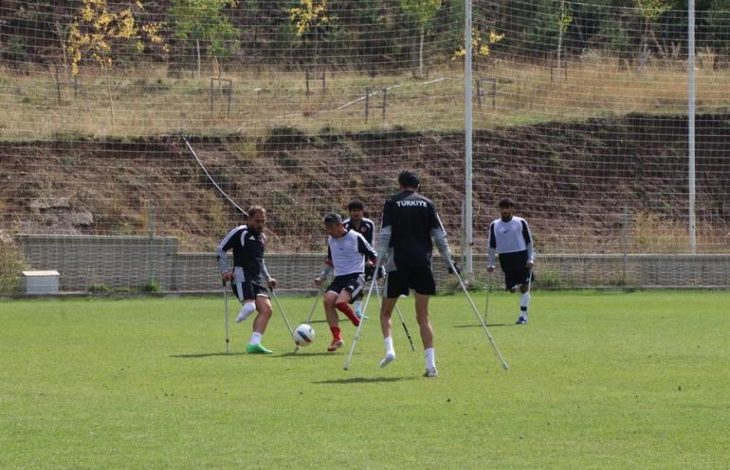 Türkiye Ampute Futbol Milli Takımı oyuncuları hazırlık maçı yapıyor.