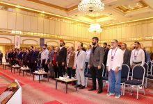 Türkiye İşitme Engelliler Spor Federasyonu 7. Olağan Mali Genel Kurulunda üyeler ayakta marş okurken.