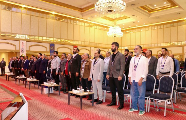 Türkiye İşitme Engelliler Spor Federasyonu 7. Olağan Mali Genel Kurulunda üyeler ayakta marş okurken.