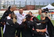 Türkiye Kadın Görme Engelli Futbol Takımı ve teknik heyet sahada halka olarak galibiyet sevinci yaşıyor.