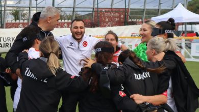 Türkiye Kadın Görme Engelli Futbol Takımı ve teknik heyet sahada halka olarak galibiyet sevinci yaşıyor.