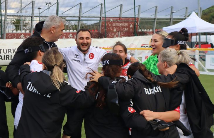 Türkiye Kadın Görme Engelli Futbol Takımı ve teknik heyet sahada halka olarak galibiyet sevinci yaşıyor.