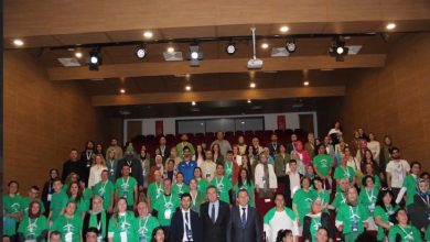 Türkiye Serebral Palsi Meclisi’nin kuruluş sürecinde bir araya gelen serebral palsili bireyler, aileleri ve dernek temsilcileri, yeşil tişörtler giyen katılımcıların da yer aldığı geniş bir grupla konferans salonunda hatıra fotoğrafı çektirdi.