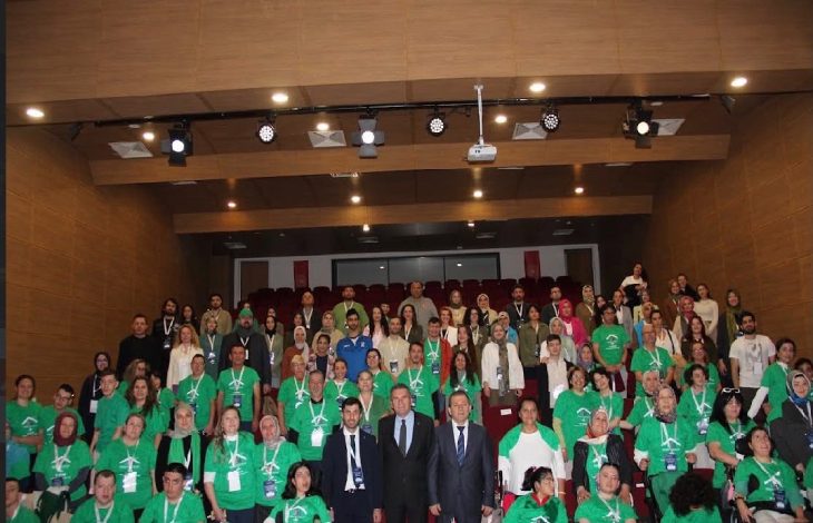 Türkiye Serebral Palsi Meclisi’nin kuruluş sürecinde bir araya gelen serebral palsili bireyler, aileleri ve dernek temsilcileri, yeşil tişörtler giyen katılımcıların da yer aldığı geniş bir grupla konferans salonunda hatıra fotoğrafı çektirdi.